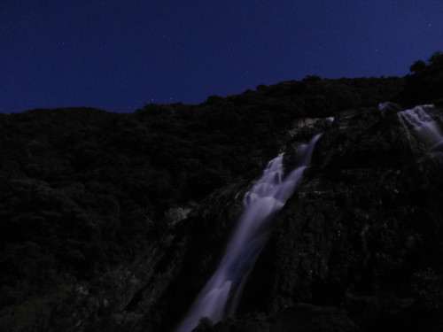 月明かりの大川の滝